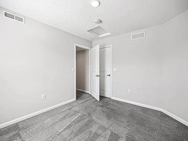 Latham Apartments — Photo 28