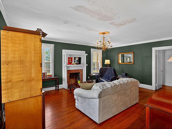 4th image of 704 Carn St