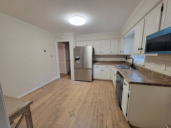 4th image of 230 Eastman Rd