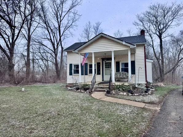 2021 W Rose Center Rd, Holly, MI 48442