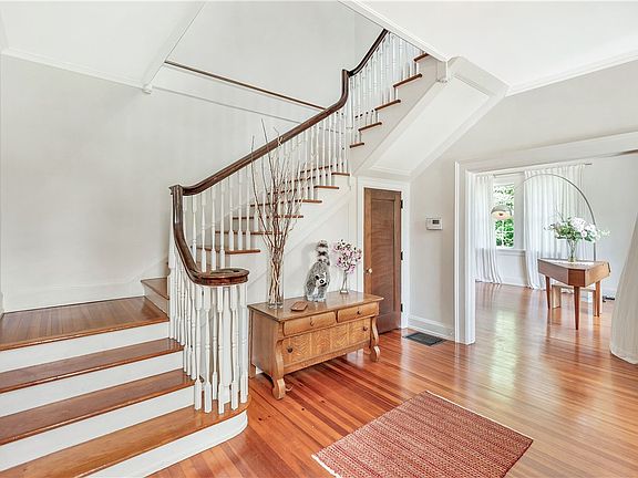 3rd image of 905 W Market St