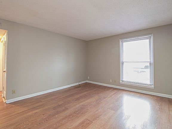 2nd image of 807B Golfview Pl
