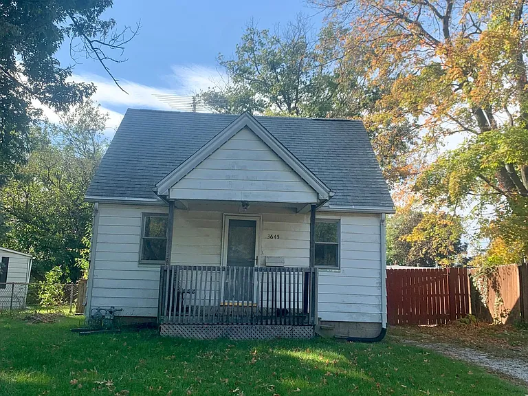 3645 N Leroy Ave — Photo 3