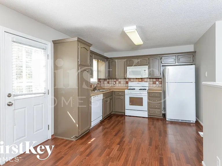 1755 Annendale Dr — Photo 6