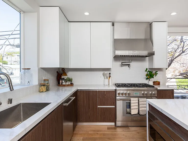 Brand New Luxury 2026 Construction Homes In Silverlake! — Photo 14