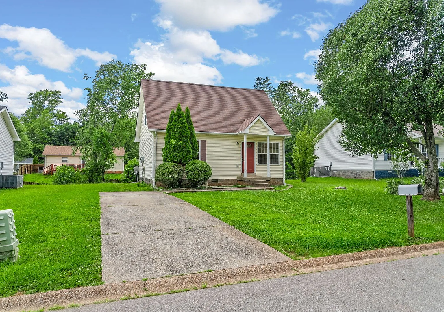 3 Bedroom Pet friendly Home For Rent Near Dover Crossing — Photo 1