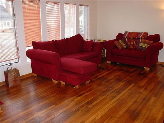 Large Living rm w/hardwood