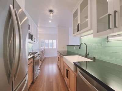 330 S Barrington Ave APT 211, Los Angeles, CA, 90049