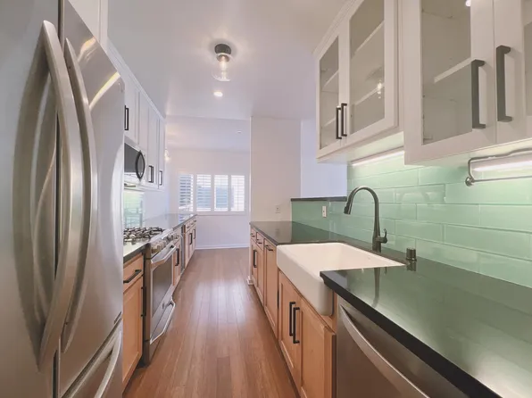 330 S Barrington Ave APT 211, Los Angeles, CA 90049