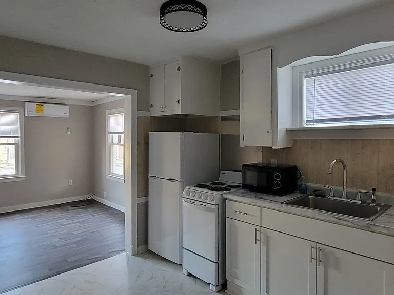 135 Byron St — Photo 8