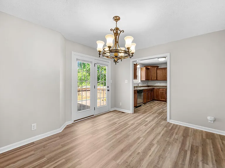 552 Falkland Cir — Photo 8