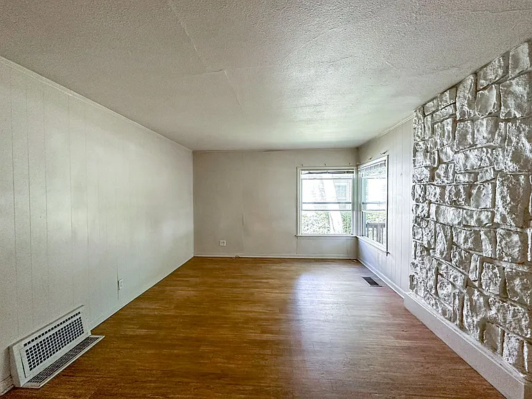 485 E 1st Ave — Photo 5