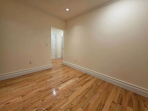 3rd image of 150 W 21st St #T