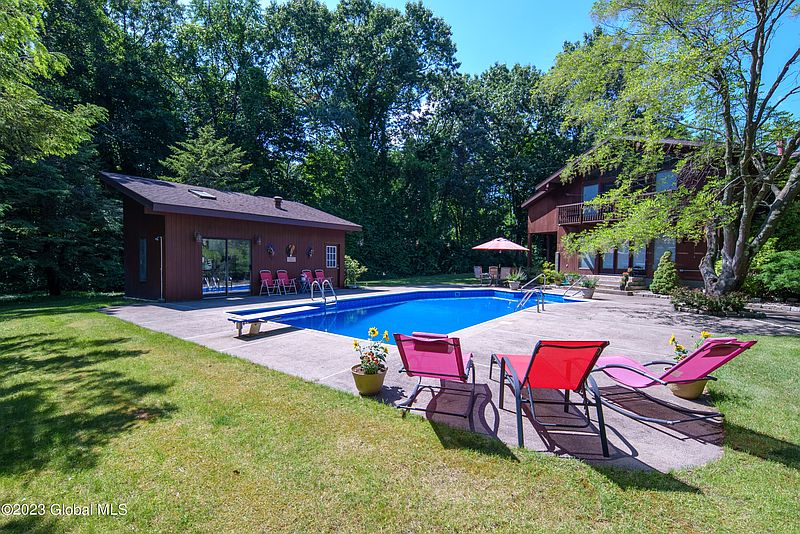 4th image of 31 E Cobble Hill Road