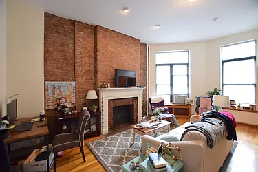 Rented by Street Realty Brokerage LLC