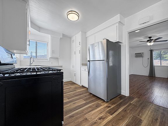 3rd image of 2455 1/2 Montrose Ave #1