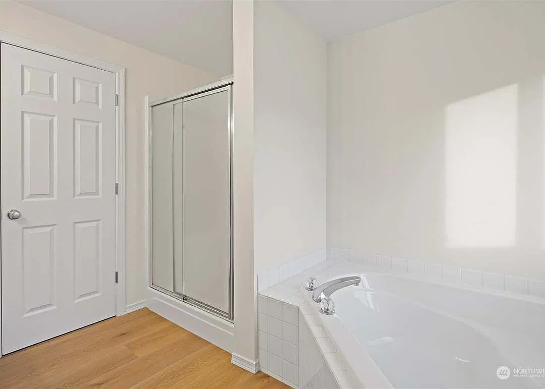 4 bed, 2.5 bath, 1930 sqft, $4,200 — Photo 3