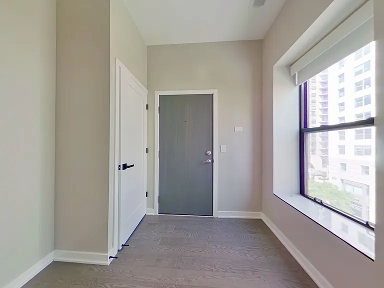 670 N. Clark — Photo 12