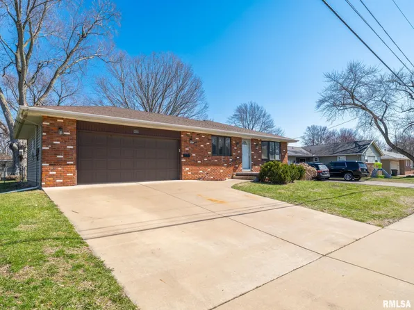 216 Schramm Dr, Pekin, IL 61554