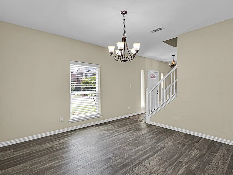 6906 Graham Dr — Photo 3