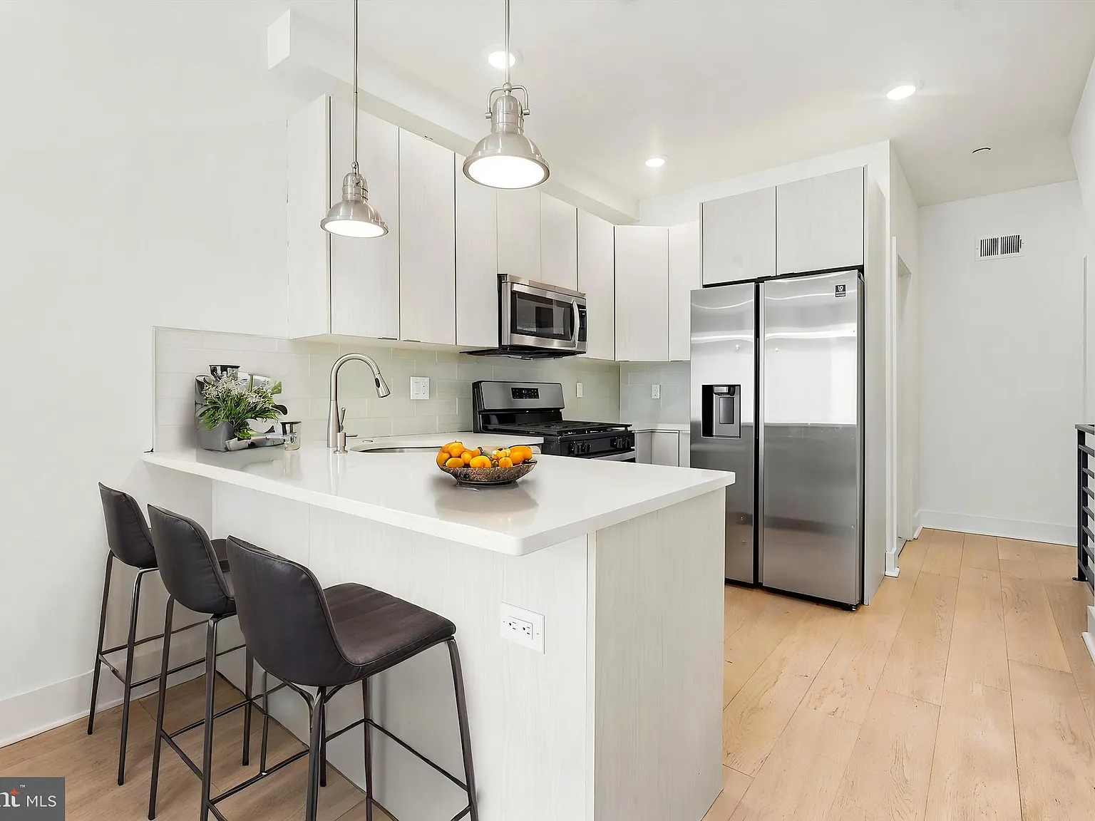 3 bed, 1000 sqft, $2,300 — Photo 3