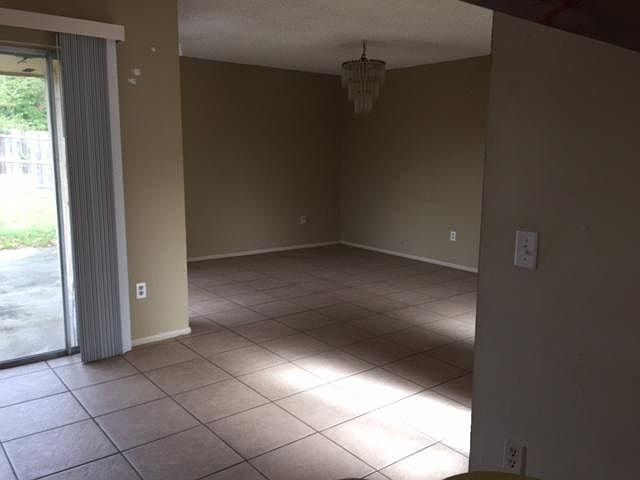 1st image of 415 N Hawthorn Cir
