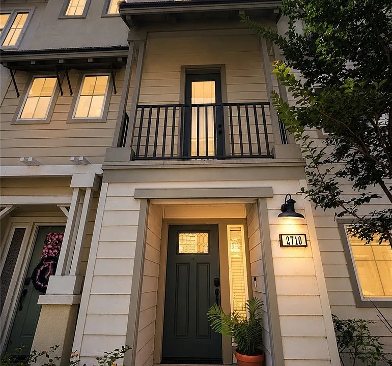 2710 Valor Ln