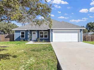 930 Redwood Ave, Rockport, TX 78382
