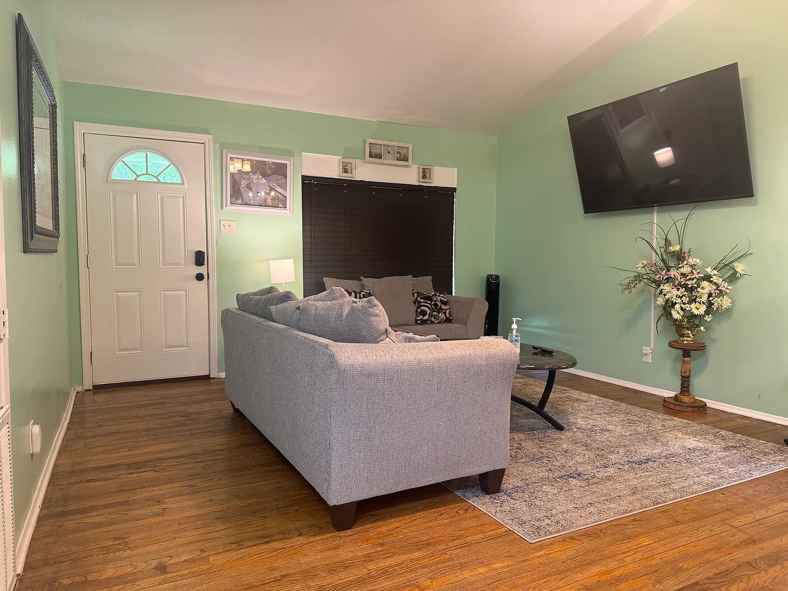3 bed, 1095 sqft, $3,000 — Photo 3