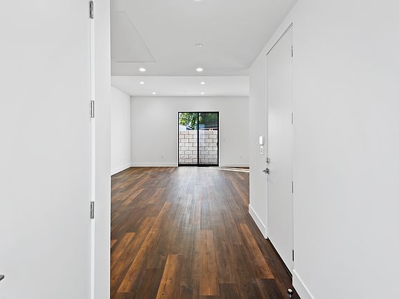 4th image of 12300 Oxnard St #3