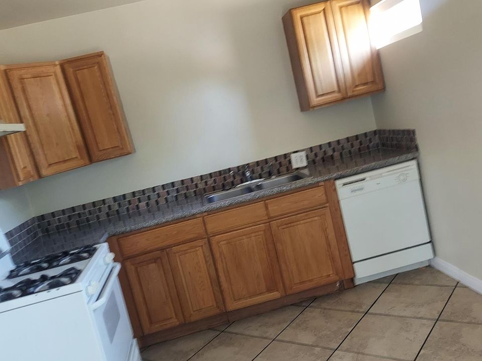 1st image of 731 W Hyde Park Blvd