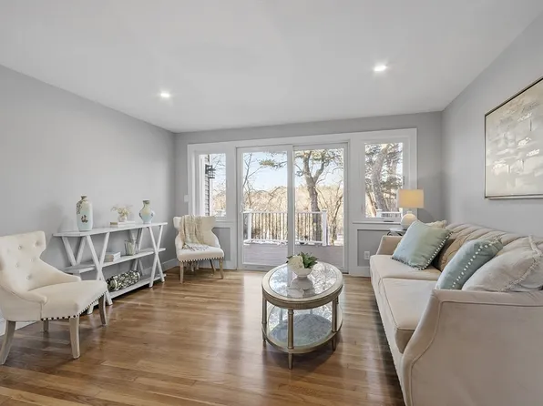 28 Bonair Ave, Bedford, MA 01730