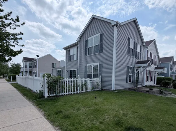 1572 Victoria Park Cir, Aurora, IL 60504