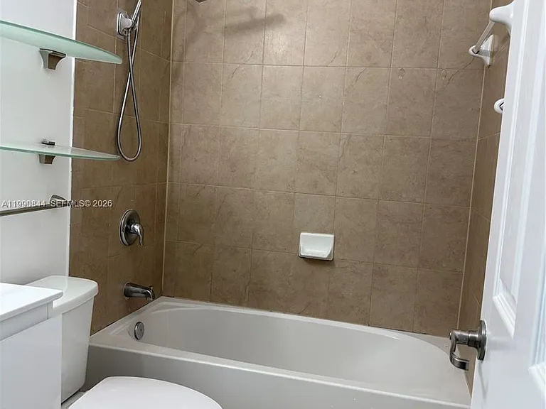 134 SE 28th Ter #6 — Photo 9