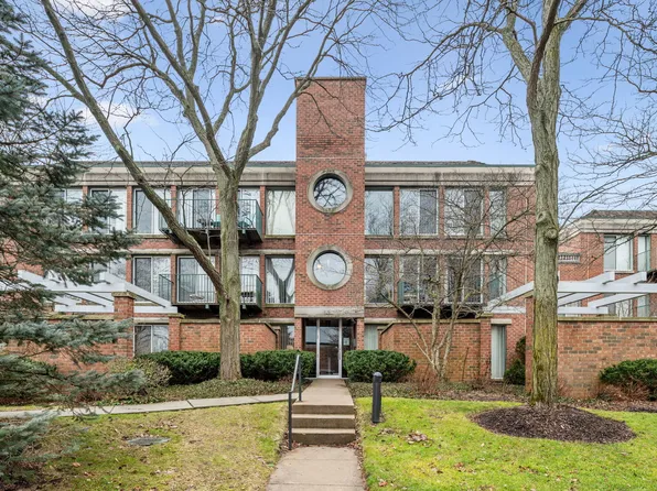 3010 Arbor Ln APT 101, Northfield, IL 60093