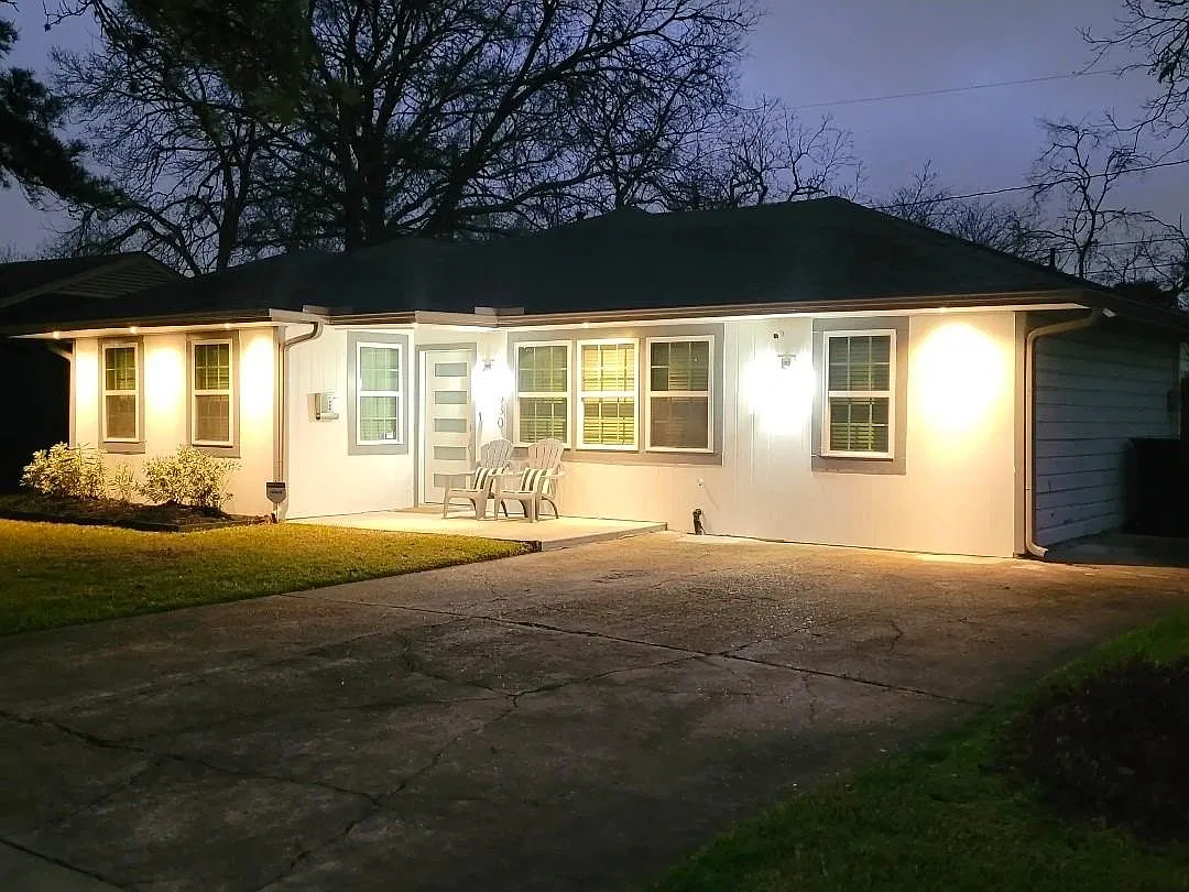 4 bed, 2.0 bath, 1266 sqft, $2,350 — Photo 2