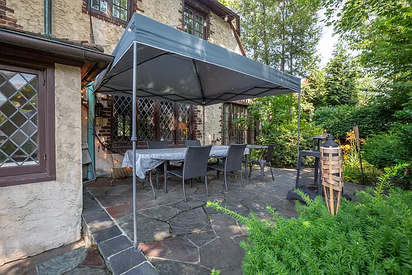 Sold by E Realty International Corp | media 26