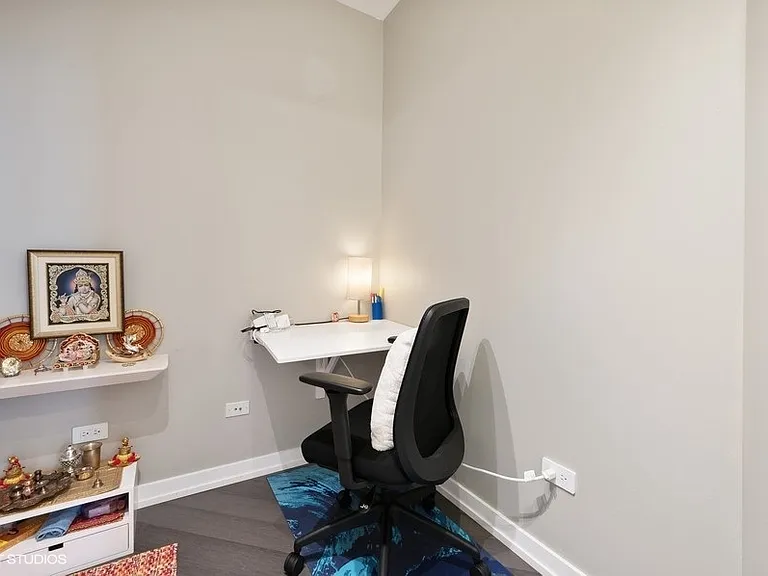 653 N Kingsbury St #1401 — Photo 18