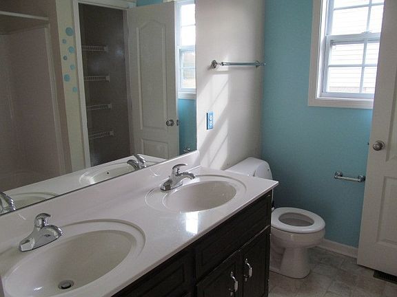 5th image of 396 Paris Dr