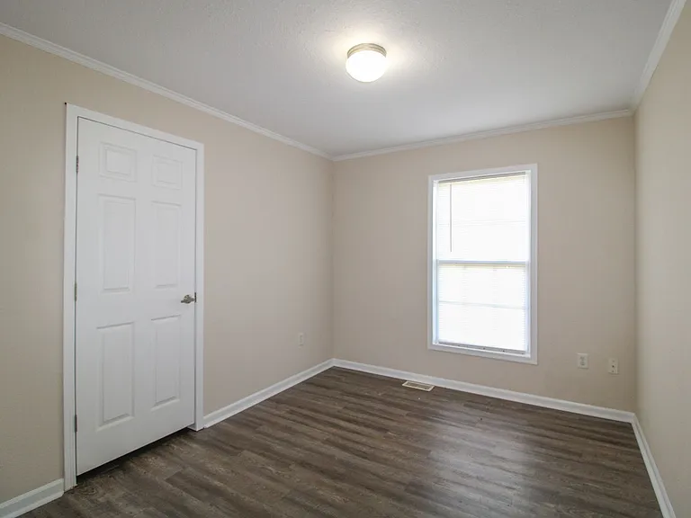 124 Meadows Ln — Photo 16