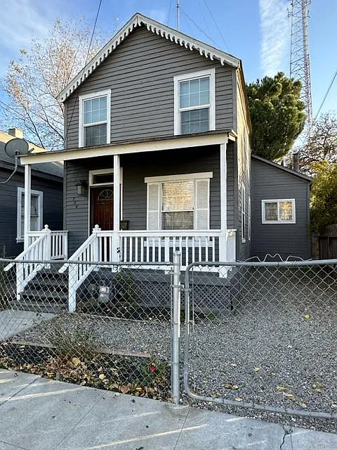 728 E Fremont St