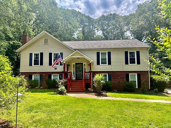 5th image of 210 Woodville Dr