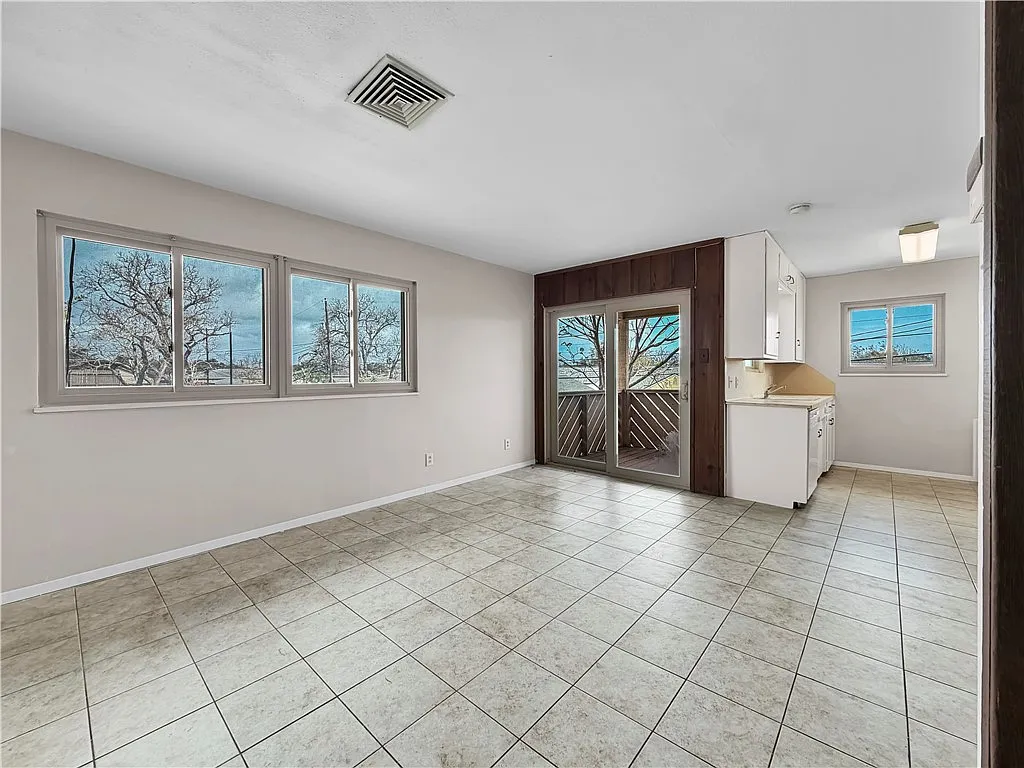 3 bed, 1.5 bath, 2342 sqft, $1,350 — Photo 3