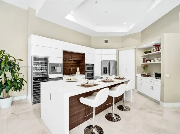 2557 Montclaire Cir, Weston, FL 33327