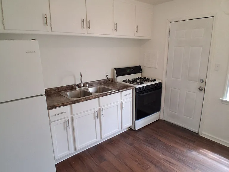 2605 W Victory Ln — Photo 6
