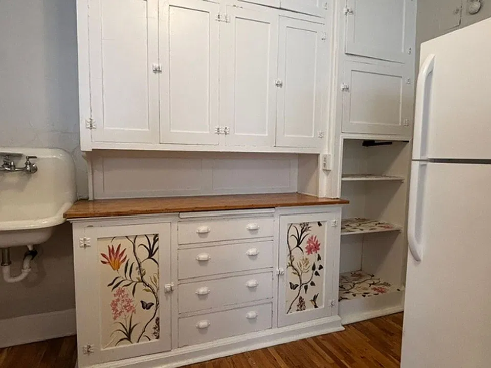 Available NOW! Adorable 1 BR/1 BA Apartment in a beautiful St. Paul Neighborhood!