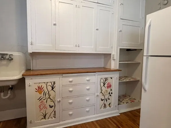 Available NOW! Adorable 1 BR/1 BA Apartment in a beautiful St. Paul Neighborhood!