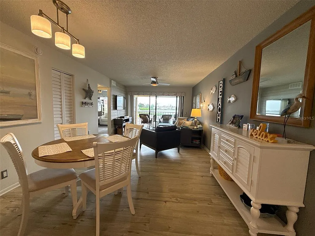 2 bed, 2.0 bath, 890 sqft, $2,400 — Photo 2