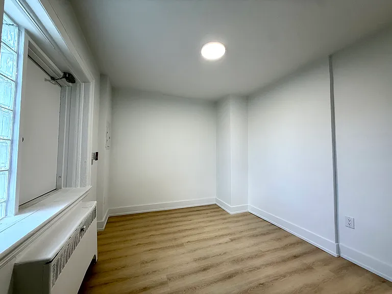 1024 King St E — Photo 11