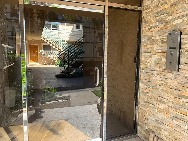 962 Granville Ave #9 — Photo 2